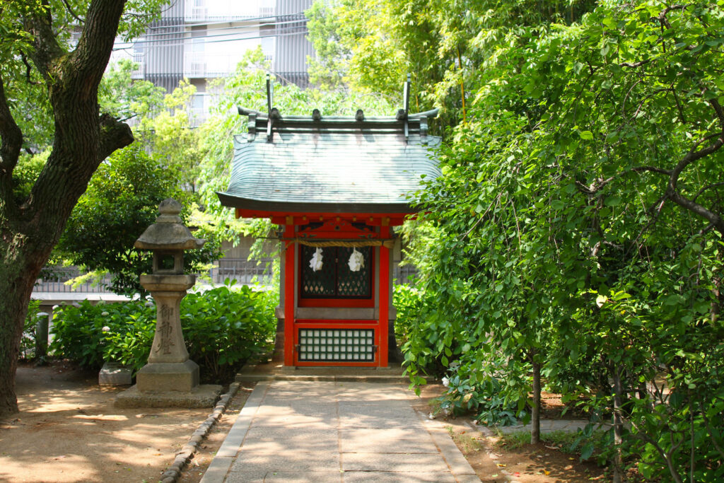 生田の池の近くには芸能と水の神である弁財天をお祀りしている「市杵島神社」がある
