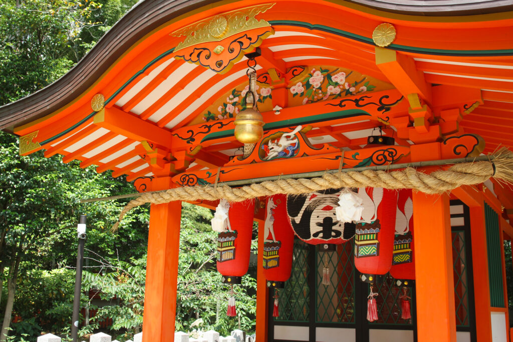 稲荷神社の御祭神は、稲倉魂命（うがのみたまのみこと）