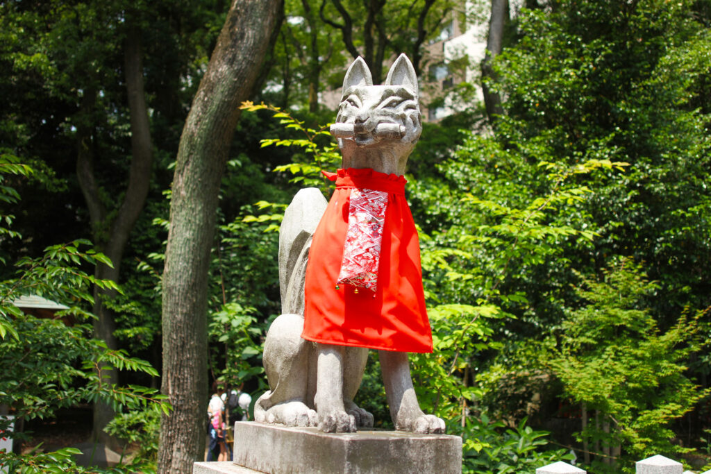 稲倉魂命の神使である狐の石像