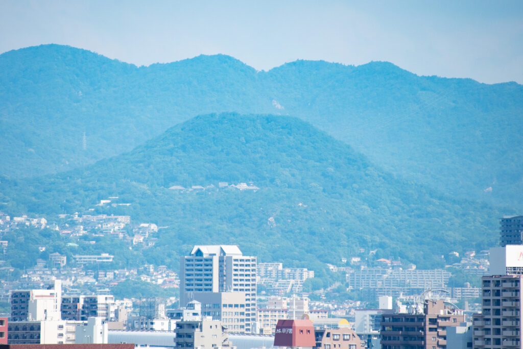 筆者宅から見える甲山。中腹に見えているのが神呪寺