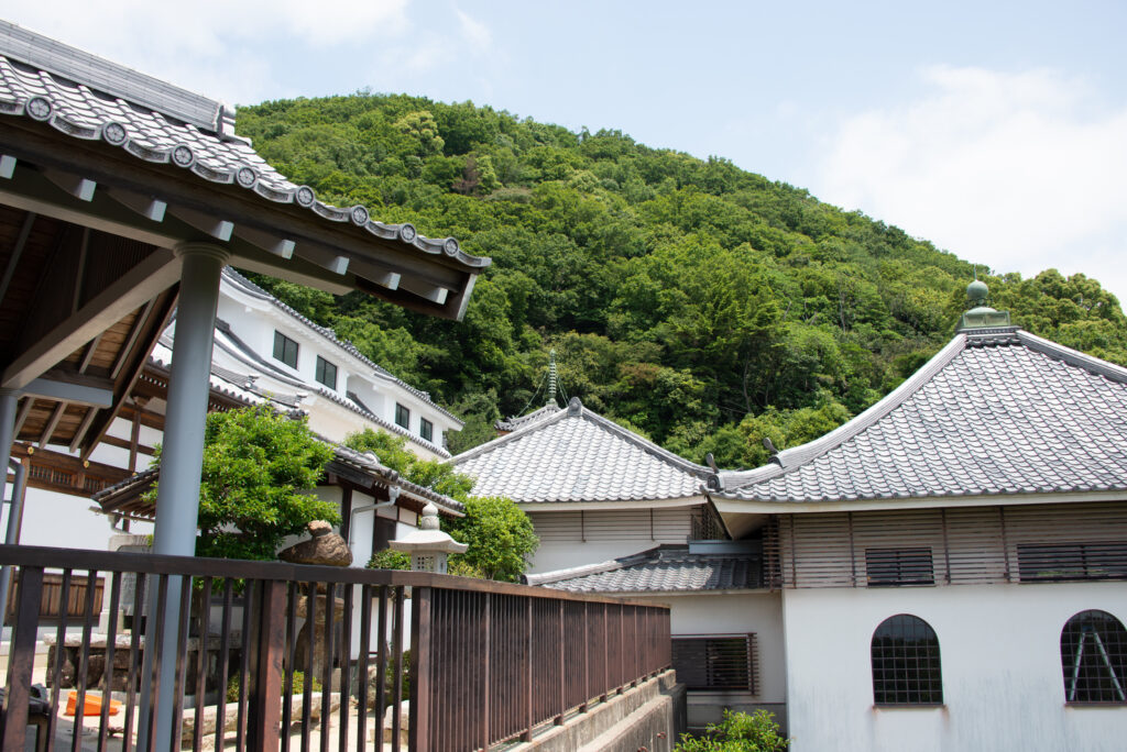 展望所から見上げる甲山の山頂