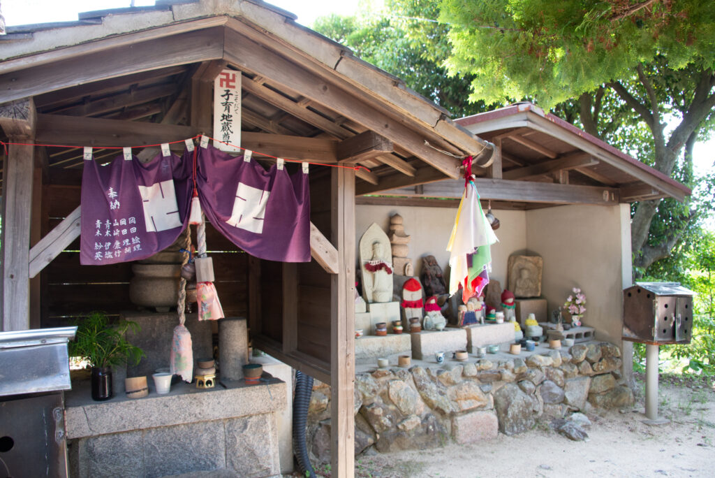 途中にお地蔵さんのお堂もあります