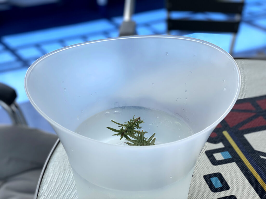 ハーブ入りの氷水が配られます