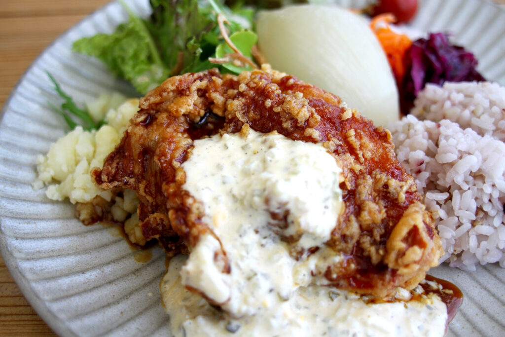 チキンのプリプリ食感がたまらない！