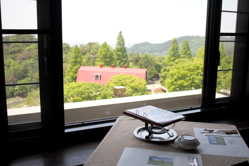 窓際の席からは山の緑が見える