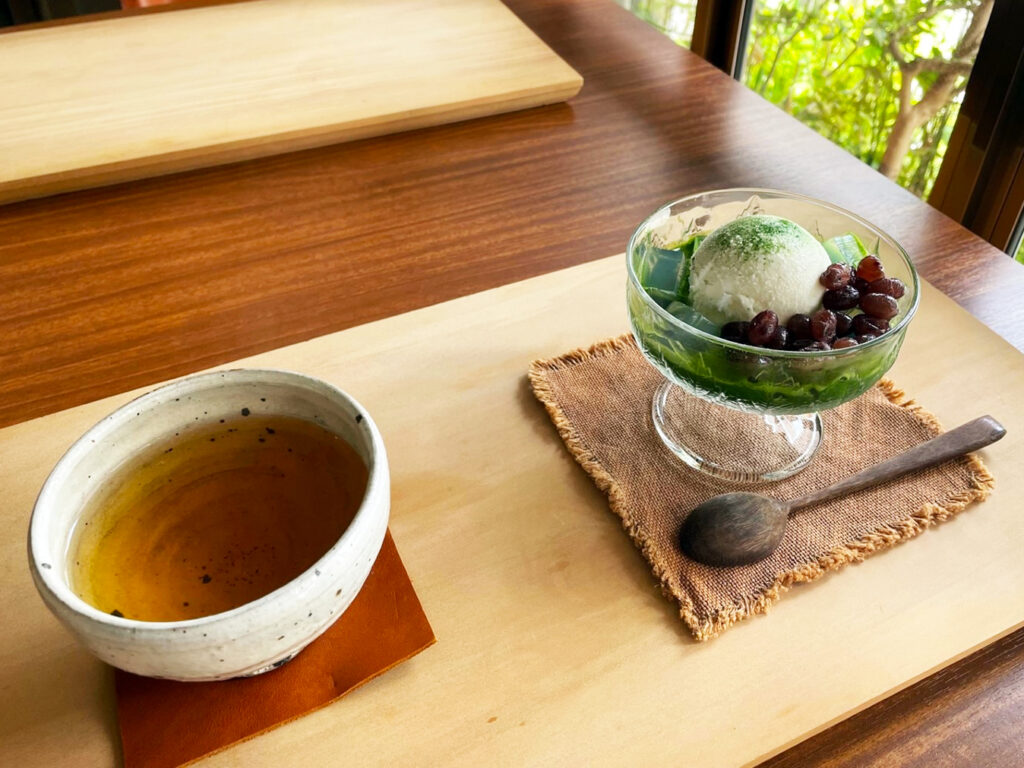 大人のクリーム抹茶あんみつと手炒りほうじ茶のセット990円（税込み）