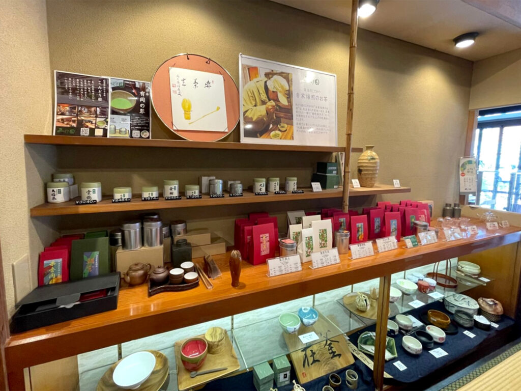 お茶や茶道具なども販売