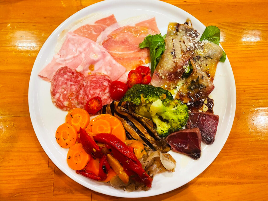 前菜盛り合わせ（写真は２人前）