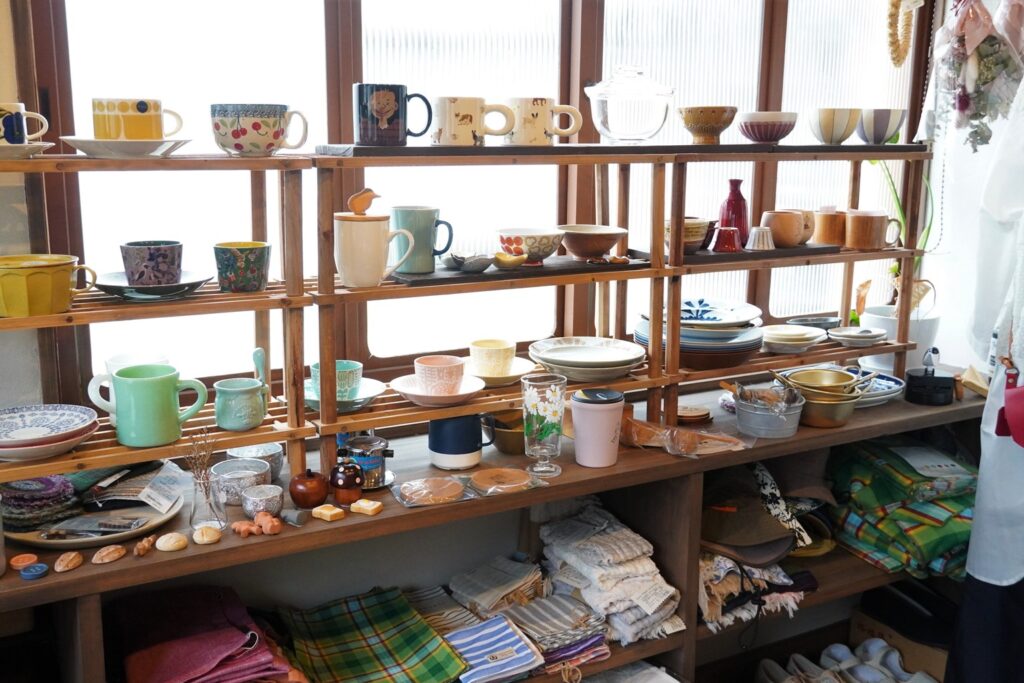小谷さんがセレクトした商品が所狭しと並ぶ