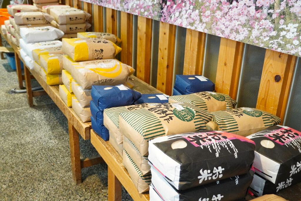 生産者の顔入りパネルも展示
