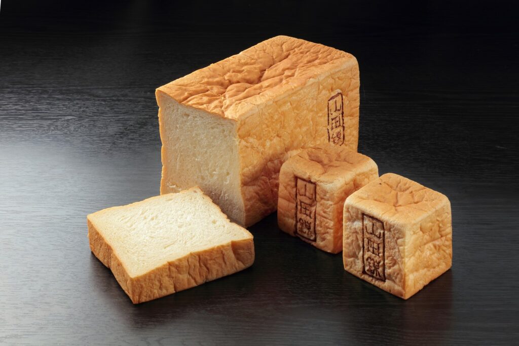キングブレッド900円、キューブ180円