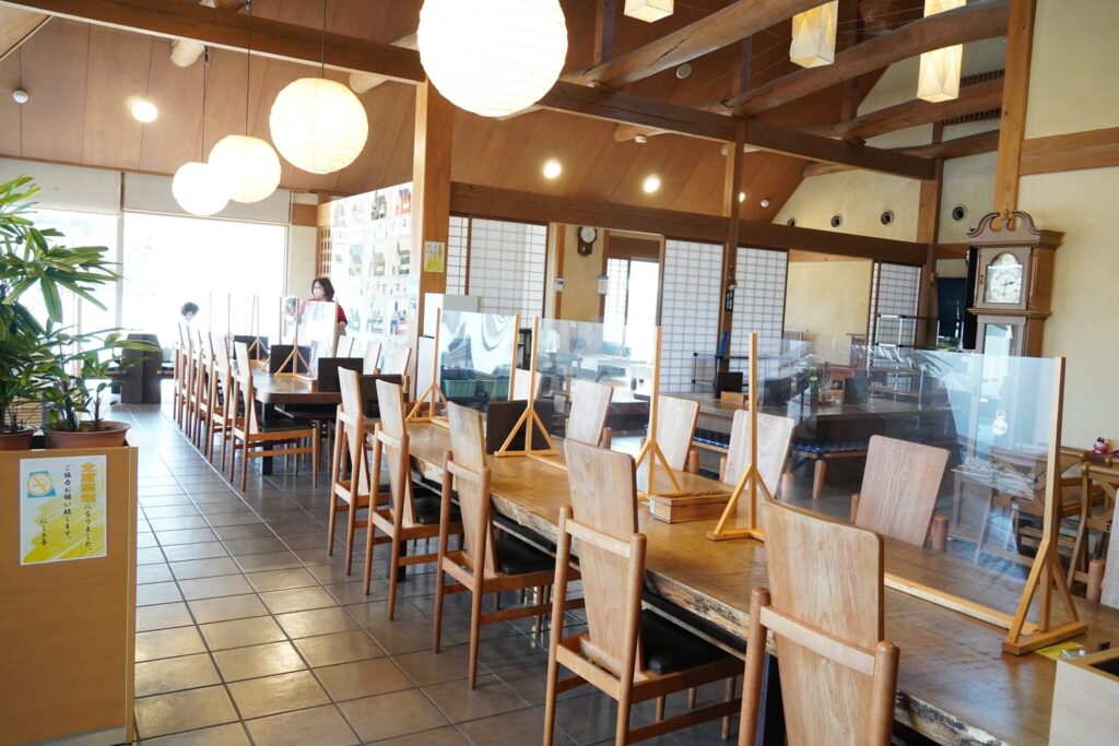 『にしき亭』の店内
