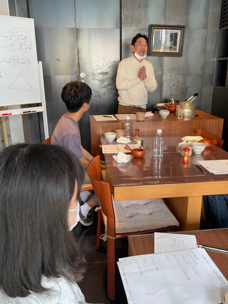お茶の解説をする佐野文彦さん