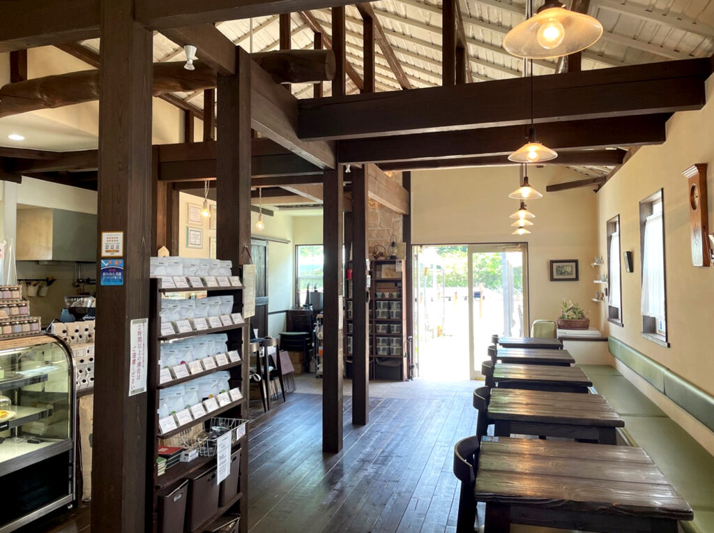 シックな色の落ち着いた雰囲気の店内