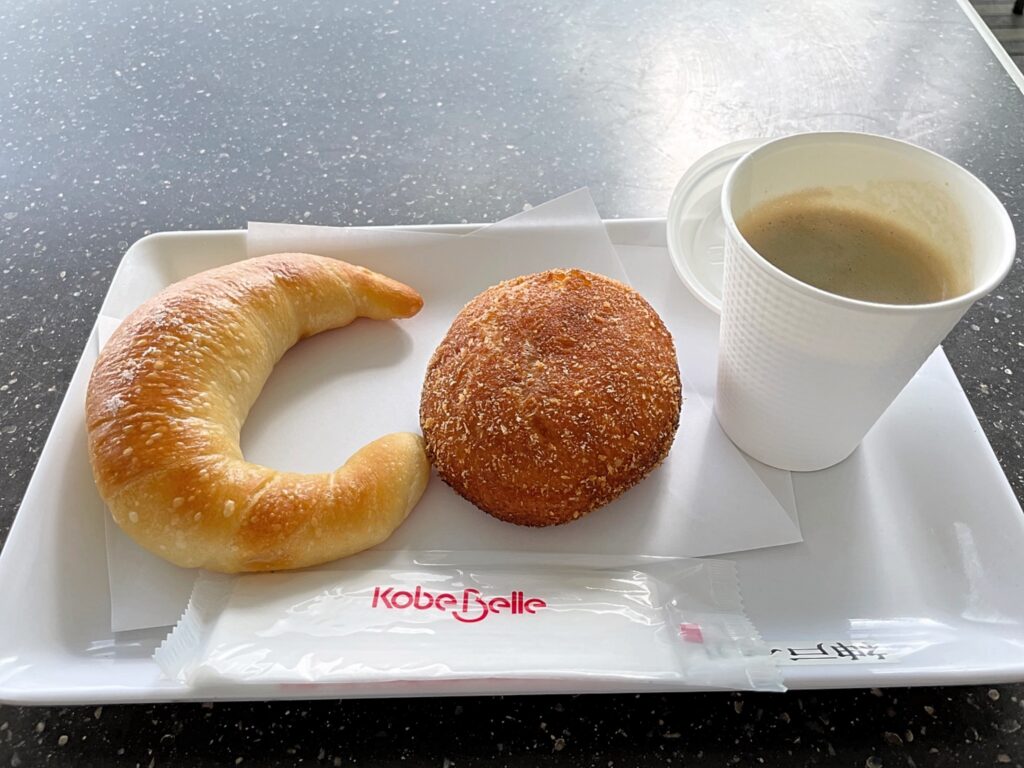 『半熟卵入り黒カレーパン』（350円）とおすすめの『塩バターパン』（200円）、ホットコーヒー（270円）