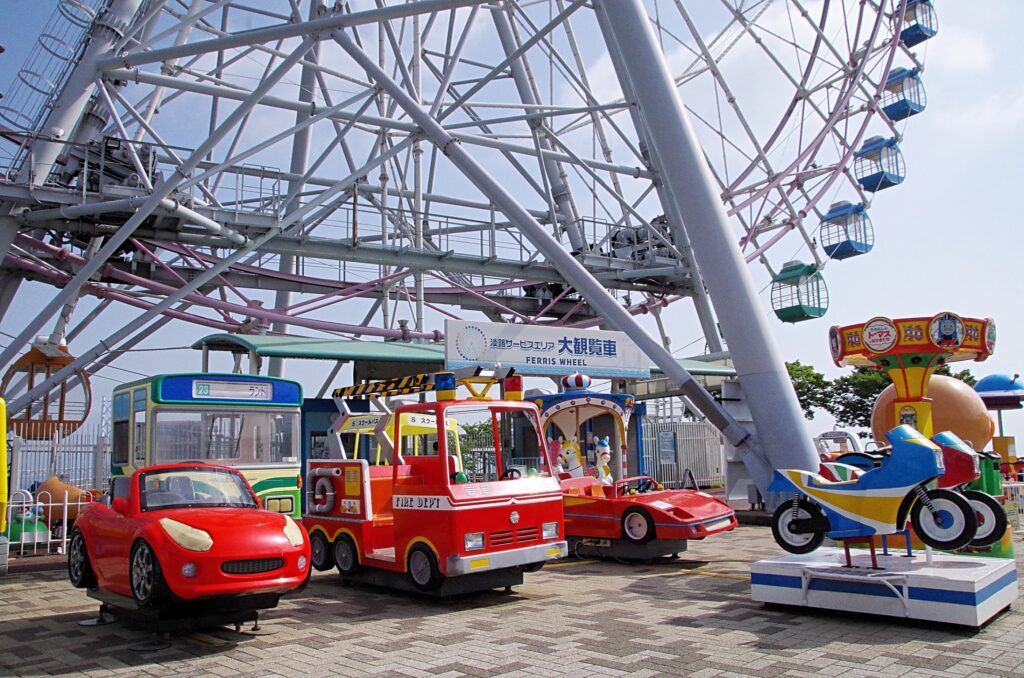 観覧車足元のミニ遊園地