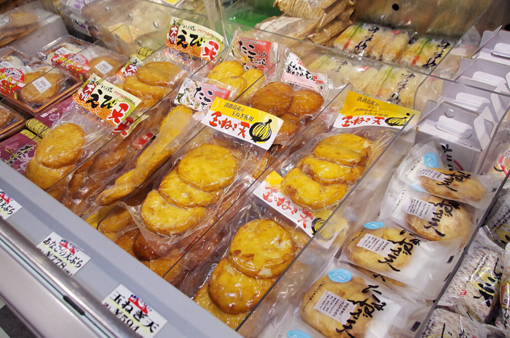 淡路の玉ねぎと練り合わせた『玉ねぎ天ぷら3枚入り』（594円）や『竹ちくわ５本入り』（745円）などの練り物