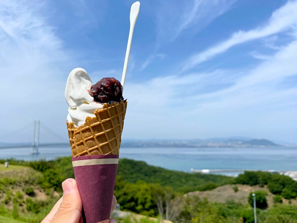 『淡路島藻塩ソフトクリームプレミアム』（530円）