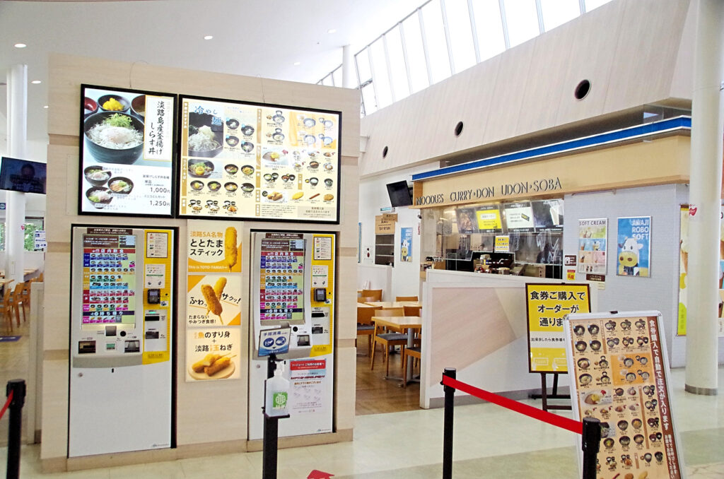 フードコートや地元食材を使ったハンバーガー販売