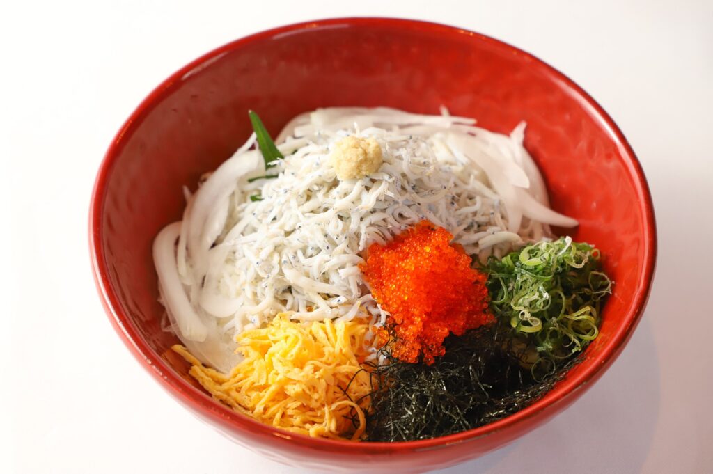 写真提供：『淡路島クラフトサーカス』／釜揚げしらす丼