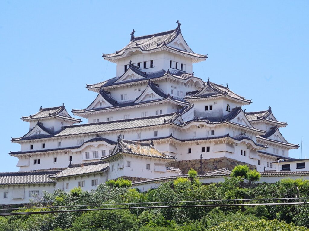 シロトピア記念公園の西側、清水門橋近くから撮影。３つの小天守を望む