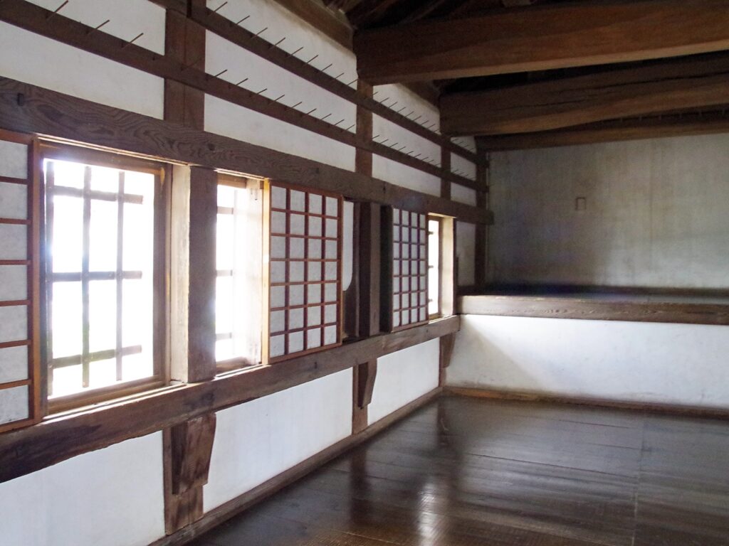 ①「イの渡櫓（いのわたりやぐら）」（国宝）