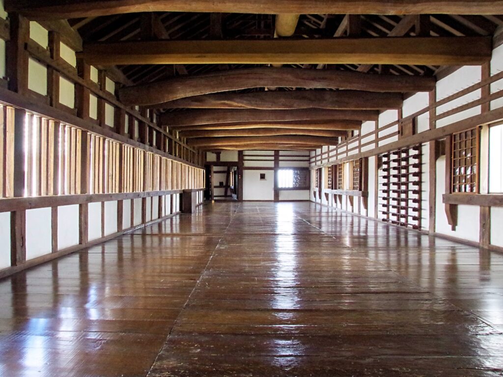 ③「ロの渡櫓（ろのわたりやぐら）」（国宝）