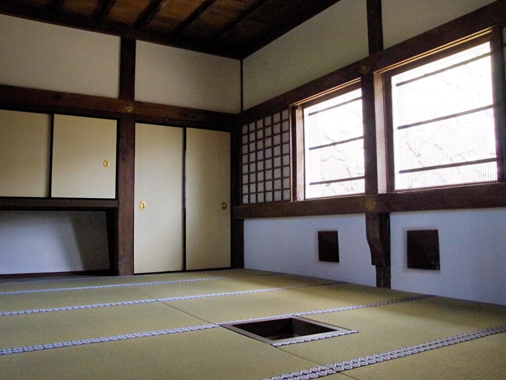 竿縁天井や茶の湯の炉、障子や襖、柱には釘隠などがあり居室