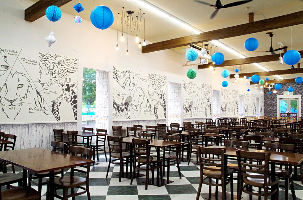 遊園地にあるファミリーレストラン「アズーロ」の店内。うどんやカレー、お子様ランチが食べられる