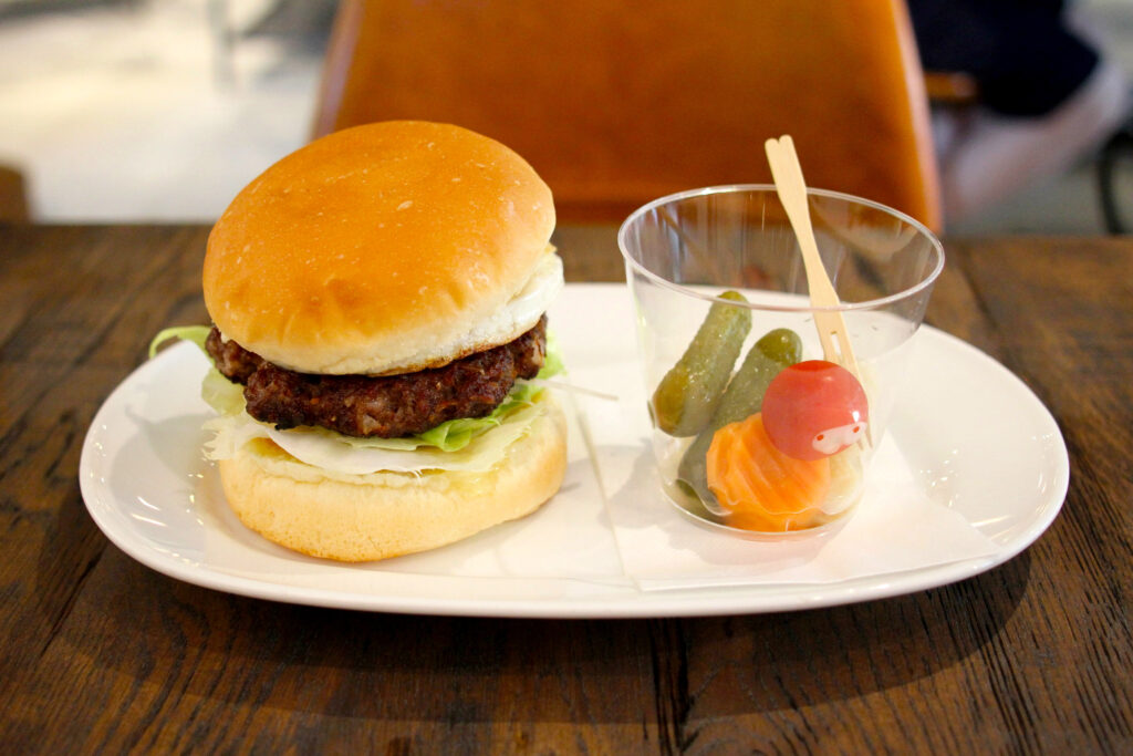 有馬山椒と炭酸せんべい入りの有馬温泉らしい『銀泉バーガー』（1,450円）