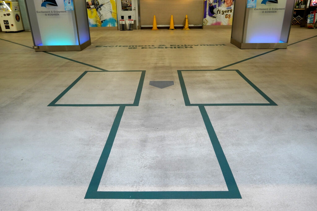 正面入口の床に描かれた実寸大のバッターボックス