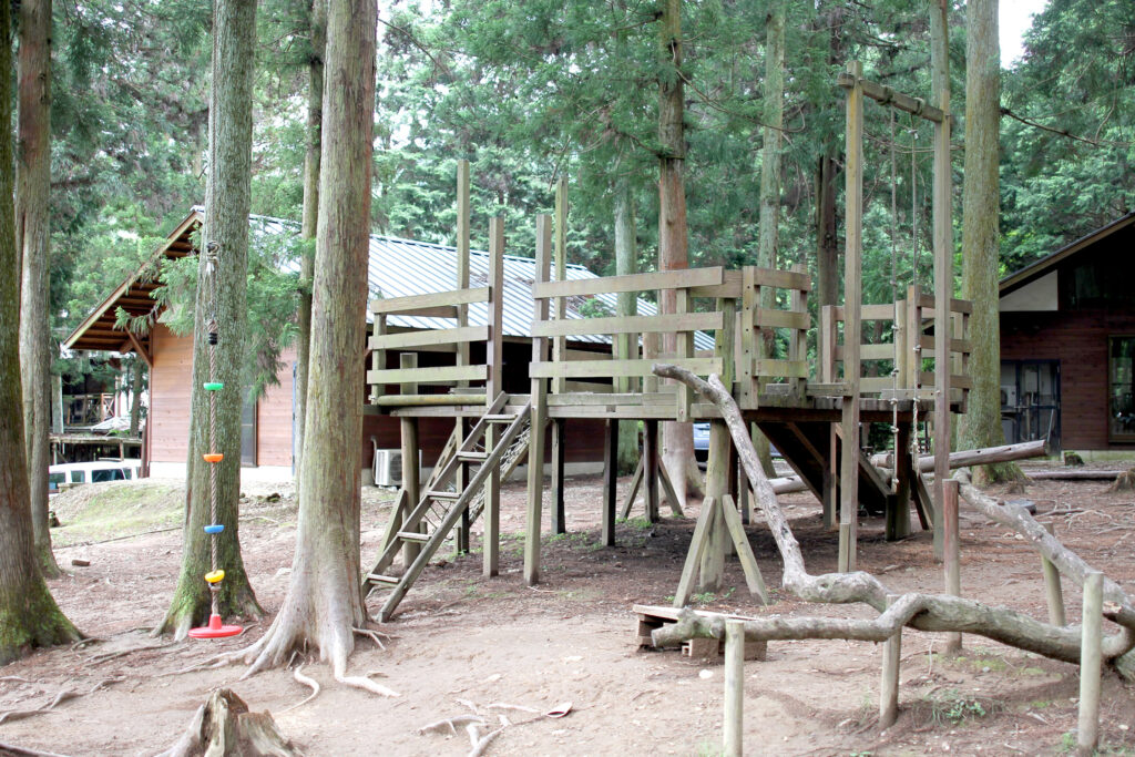 コテージのすぐ近くにはアスレチック遊具