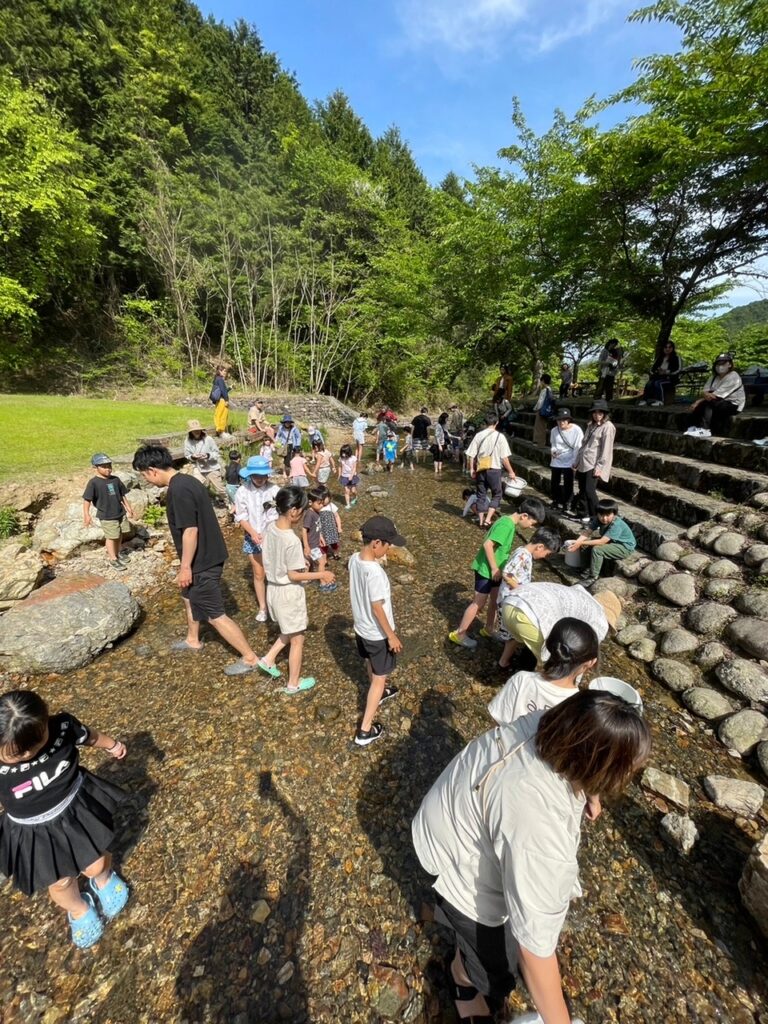 写真提供：『森のひととき』／あまごつかみの様子