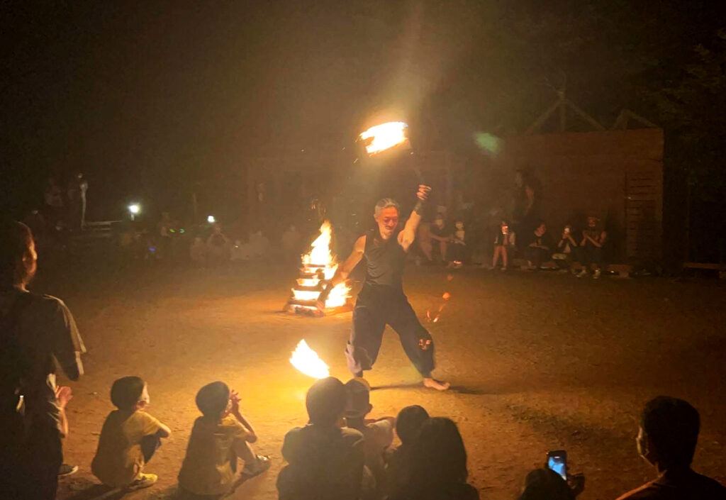 写真提供：『森のひととき』／夜にはキャンプファイヤーイベントが開催される日も