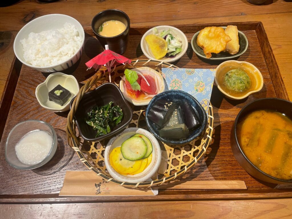 「旬菜八種の八鉢御膳」９８０円