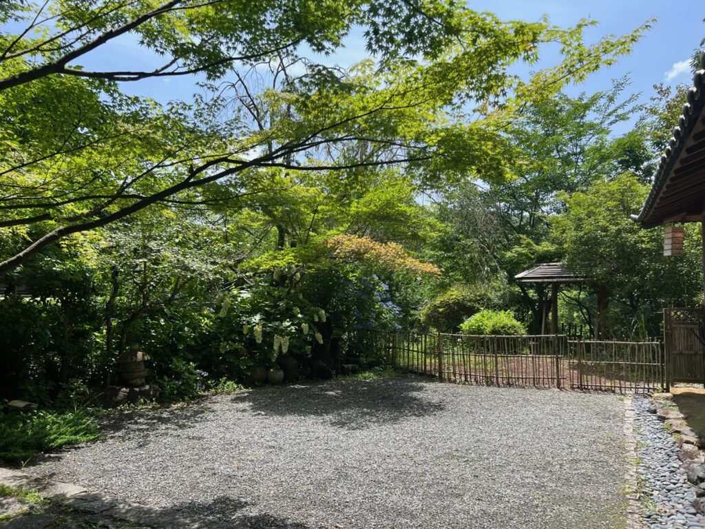 緑豊かな広い敷地