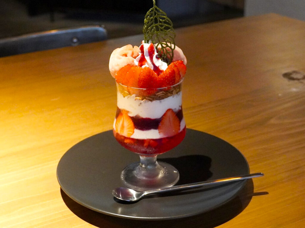 『フレッシュいちごのジェラートパフェ』（1,280円・季節限定）