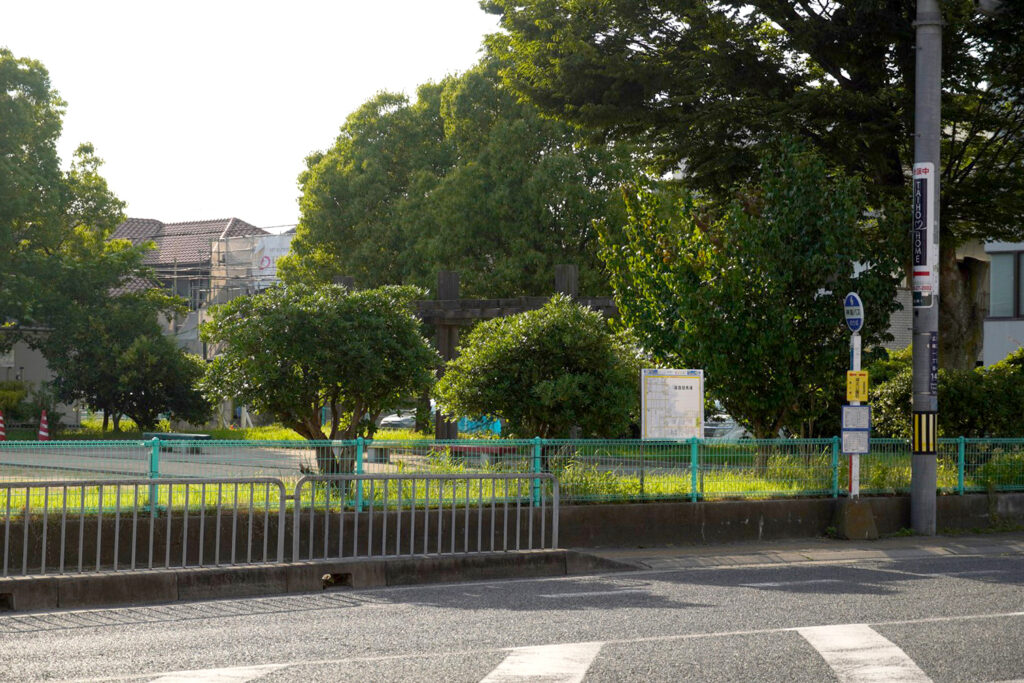 公園の東側の県道沿いにある「城北公園前」バス停