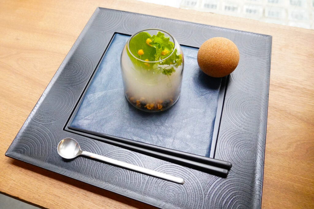 コースメニューのひとつ「五穀豆の燻製サラダ」