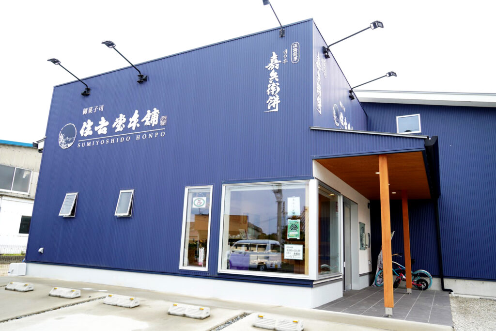 近代的でスタイリッシュな雰囲気の建物