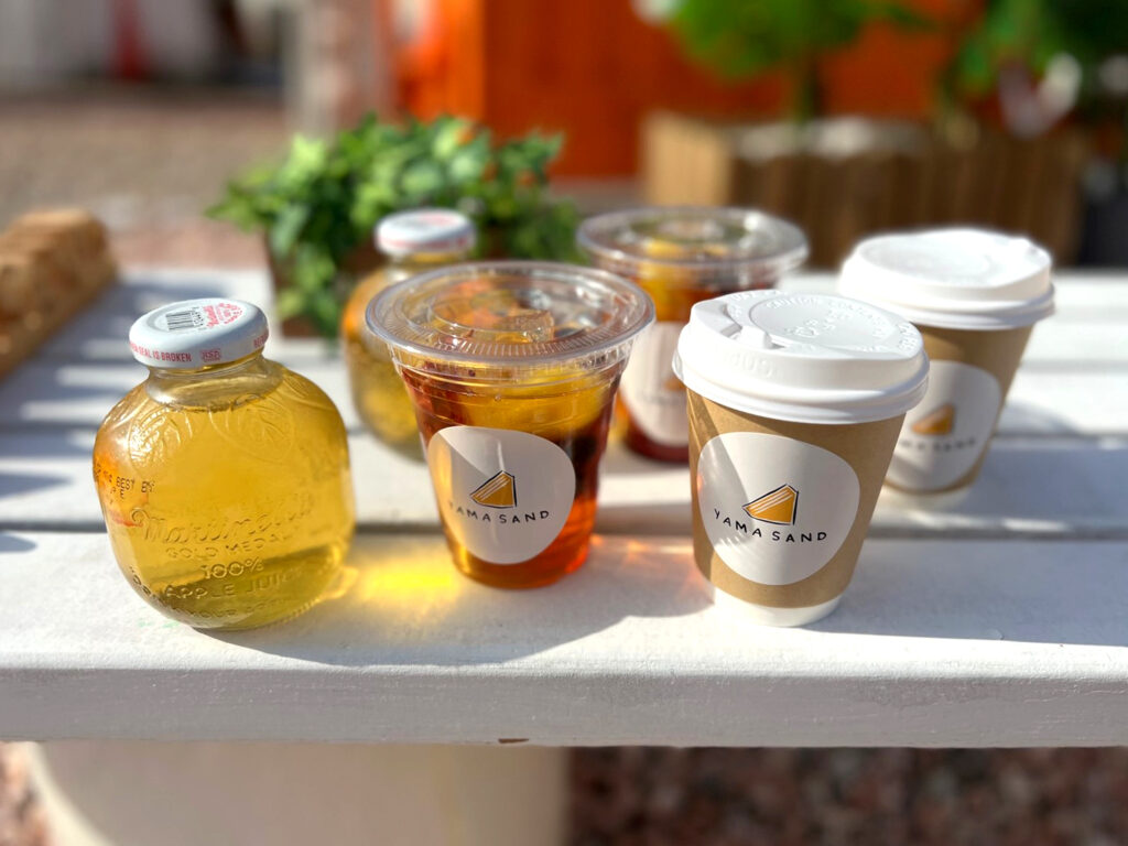 コーヒー（H/I）、フルーツティー、リンゴジュース各300円