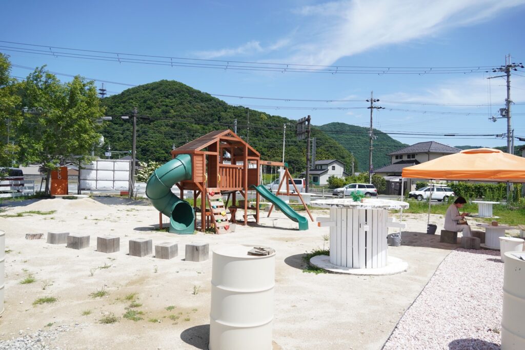 新店舗敷地内には遊具や砂場などがある