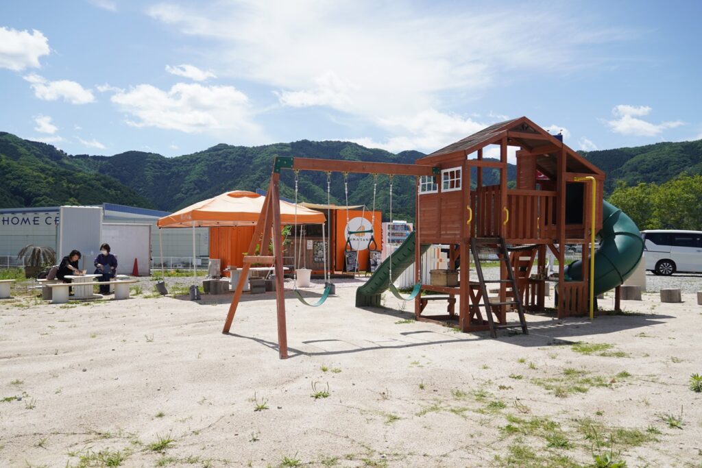 県道沿いでわかりやすい