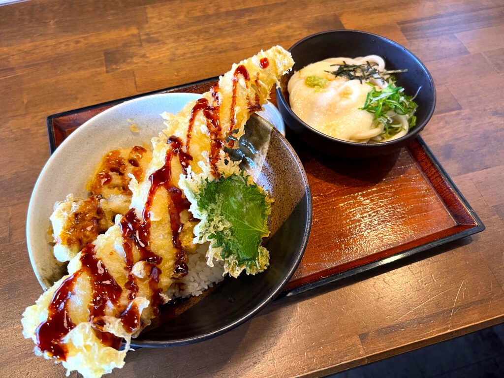 『吉倉丼ものセット』（800円～）※写真は穴子天丼で950円
