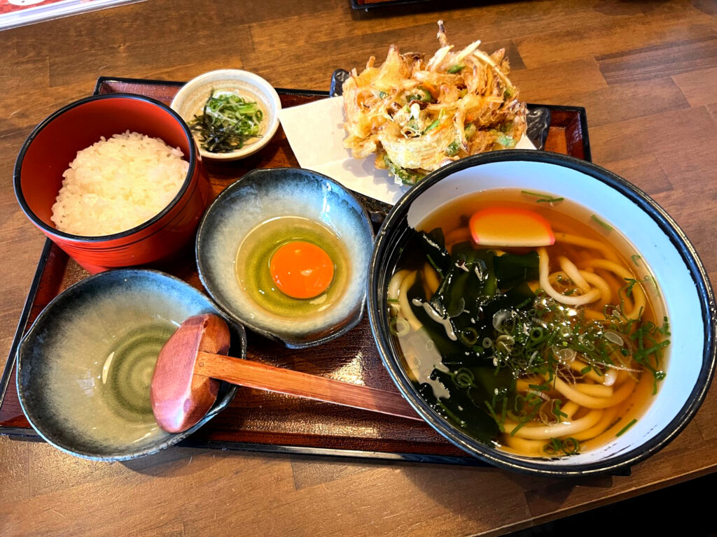 『吉倉うどんセット』（750円）～※写真はかきあげうどんで850円