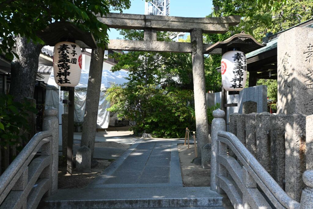 酒蔵通りに面して、西側の鳥居があります
