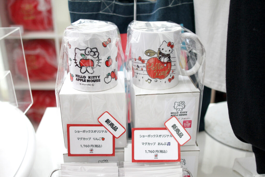 『HELLO KITTY SHOW BOX』限定『マグカップ』（各1,760円）