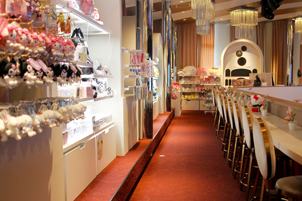 『HELLO KITTY SHOW BOX』会場の2階にもグッズが並ぶ