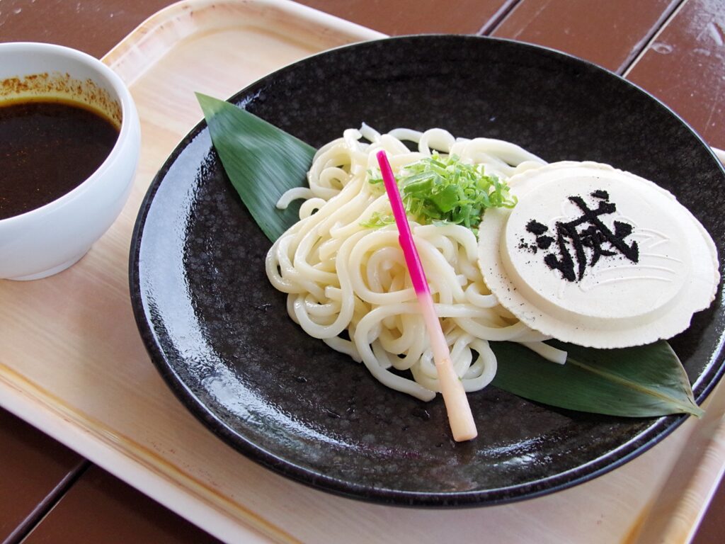『炭治郎のブラックカレーつけうどん』（1,300円）