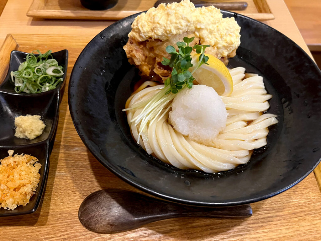 圧巻のビジュアルで登場！『自家製タルタルソースの鶏天おろしぶっかけうどん』（1150円）